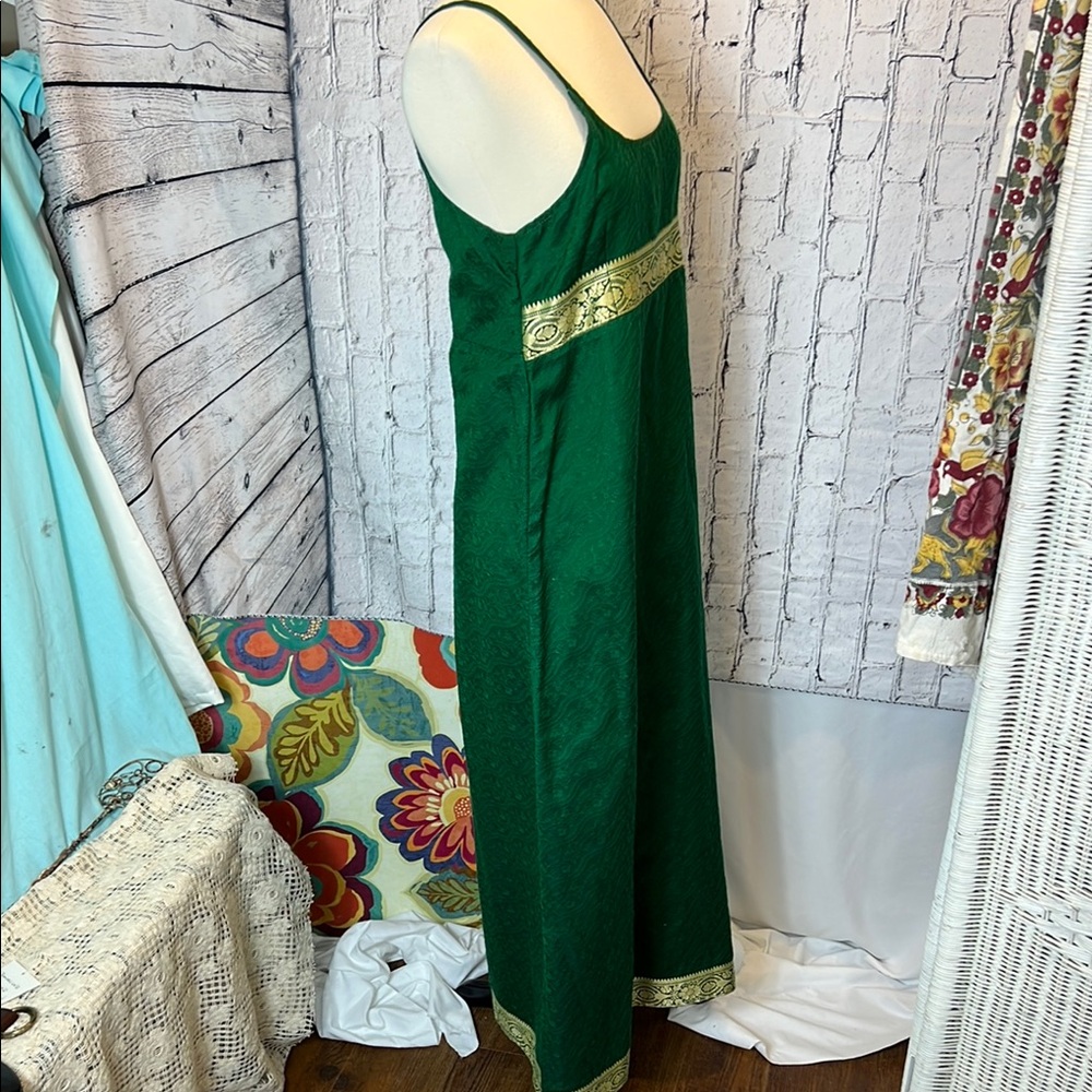 Elegant Green Dress with Gold Accents - Picture 3 of 6